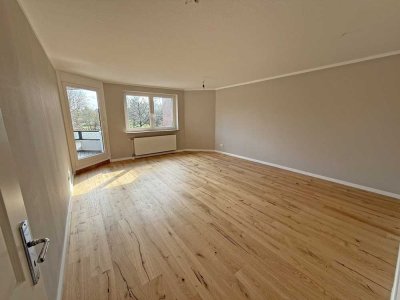OHNE COURTAGE: Modernisierte 3-Zimmer-Wohnung mit zwei Balkonen, neuer EBK und eigenem TG-Stellplatz
