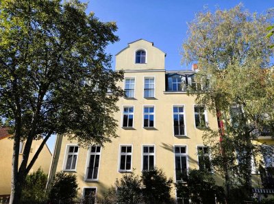 Großzügig geschnittene 5-Zimmer Wohnung mit 25 m² Dachterrasse und herrlichem Blick zum Brosepark!