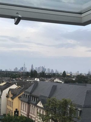 Hochwertige 3-Zi-Maisonette nahe Main mit Skyline-Blick