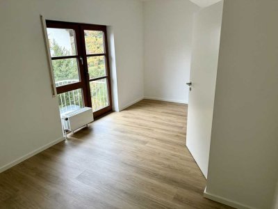 Von privat: Frisch renovierte Doppelhaushälfte mit Garage und Garten