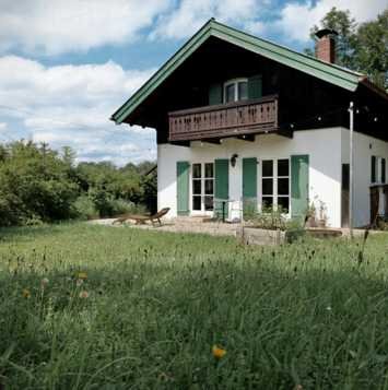 Kniestockhaus freistehend mit Bergblick