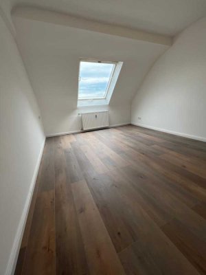 Attraktive 2 Zimmer Dachgeschosswohnung in Düsseldorf  incl. Einbauküche