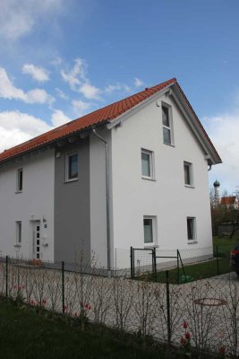 Neuwertige Doppelhaushälfte mit Garten in Kaufering