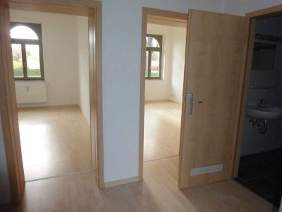 2. OG -  Laminat - Bad mit Wanne -große Küche mit Balkon