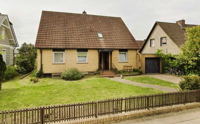 Provisionsfrei! Grundstück zentral in Trittau mit EFH und Einliegerwohnung!