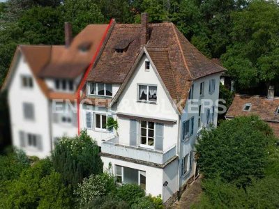 Großzügige Doppelhaushälfte mit vielfältigem Entwicklungsspielraum und zusätzlichem Baugrundstück...