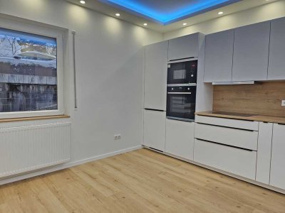 Modernisierte Wohnung mit zwei Zimmern, einer separaten Küche und einem Bad
