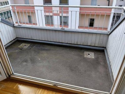 2 ZIMMER-Wohnung, sonniger West-Balkon, neuwertige Einbauküche, Bad mit Dusche, extra WC!