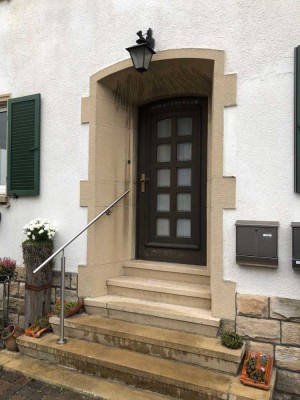 Großzügige + renovierte 4 Zimmer - Mietwohnung mit Abstellraum, PKW-Garage und Stellplatz!