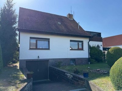 Klassisches Familienhaus: Raumwunder mit großem Garten und 2 Garagen