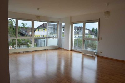 Sehr helle 4-Zimmer Wohnung am Steinberg. Ruhige Lage.