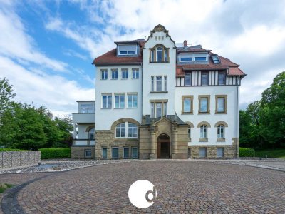 Möblierte und exklusive 3-Zimmer-Wohnung in stilvoller Villa mit Parkanlage