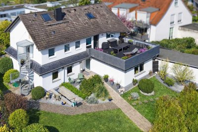 Idyllisch wohnen in ruhiger Lage – Zweifamilienhaus mit weitläufigem Grundstück & Weitblick