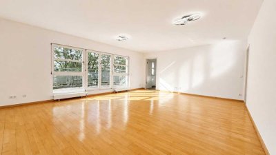 *Absolute Top Lage* 
Westend-Süd: Großzügige 2-Zimmer-Wohnung, zwei Balkone, Parkett, TG-Stellplatz