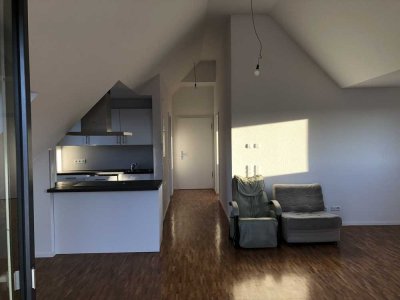 Hochwertige 2-Zi-DG Neubau-Whg. (2022), Parkett, EBK, Balkon, Carport - super Lage