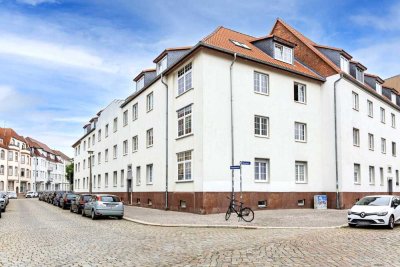 Geräumige 4-Zimmer-Altbauwohnung mit Balkon in Stadtfeld Ost