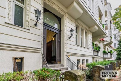 Vermietete Dachgeschosswohnung mit Balkon & Aufzug – herrschaftlicher Altbau in Grunewald