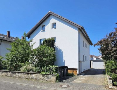 Freistehendes Dreifamilienhaus mit großem Garten und Doppelgarage