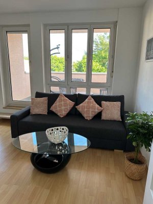 Lichtdurchflutete Einzimmerwohnung mit Dachterrasse, Einbauküche und Garage