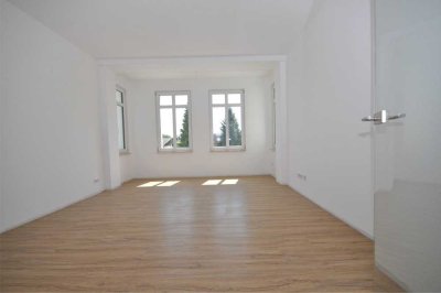 Lichtdurchflutete, modernisierte 2-Zimmer Wohnung mit Terrasse