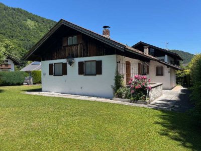kleines Haus auf schönem Wohnbaugrundstück