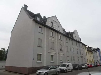 schöne Wohnung mit Balkon , Schrebergarten und Stellplatz!