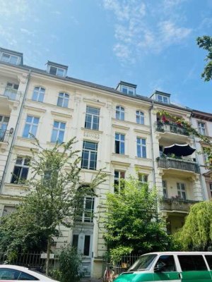 Jugendstil-Altbauwohnung in Potsdam-West! Bezugsfrei! Aufzug, Keller, gr. West-Balkon, Wannenbad