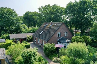 Wohnen mit Stil – Einfamilienhaus mit Landhausküche, Garten & Teichidylle