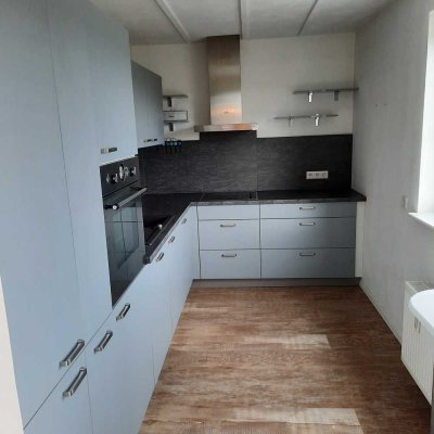 Modernisierte Wohnung mit dreieinhalb Zimmern sowie Balkon und EBK in Leonberg