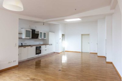 Dachgeschosswohnung mit WOW factor (ink neuer Küche, Badewanne, großem Keller & Garten)