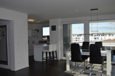 Neuwertige, sehr helle 3-Zimmer-Wohnung mit Penthouseflair, Balkon, EBK mit Aussicht über BB