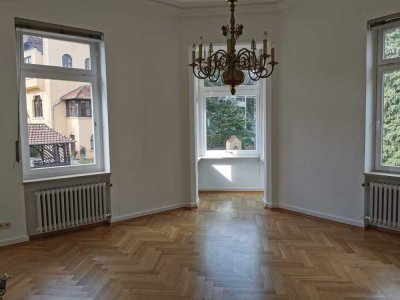 Stilvolle, neu renovierte 4-Zimmer-Wohnung Altbauwohnung mit hohen Decken