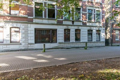 NEUMÜNSTER: Charmante, frisch renovierte 3-Zi.-Altbauwohnung in zentraler Lage