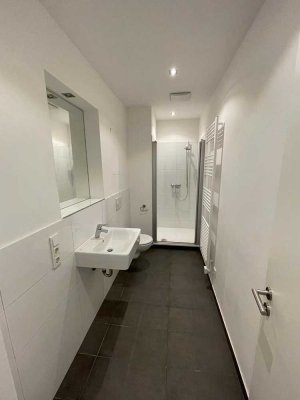 vollständig renovierte 4-Zimmer-Wohnung mit Einbauküche in Uni-Nähe WG-geeignet