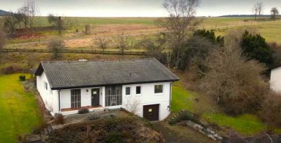 Haus mit Garten sucht Mieter mit Gießkanne und Herz