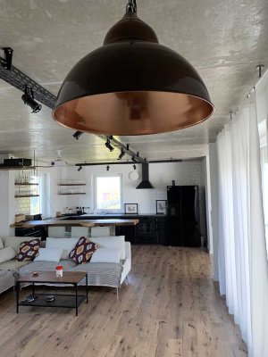 Exklusive, möblierte und neuwertige 2-Zimmer-Loft Wohnung mit 30 qm Dachterrasse und EBK in Augsburg