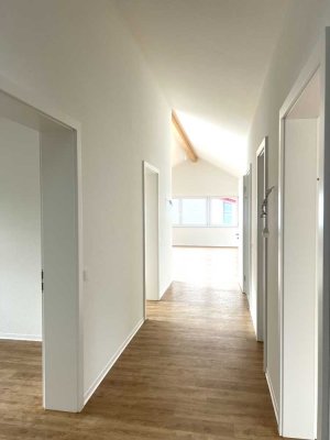 Sehr schönes und hochwertig ausgestattetes 4,5-Zimmer-Dachstudio mit hohen Decken!