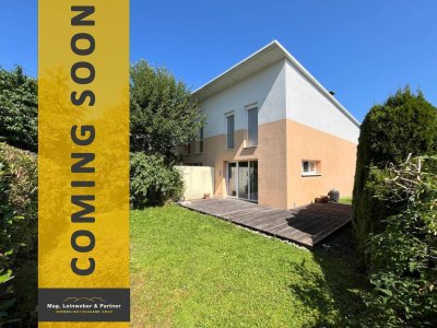 COMING SOON! DEM ATTERSEE SO NAH! Leistbares Passiv-Eckreihenhaus mit sonnigem Eigengarten und Einzelgarage im Zentrum von Seewalchen am Attersee