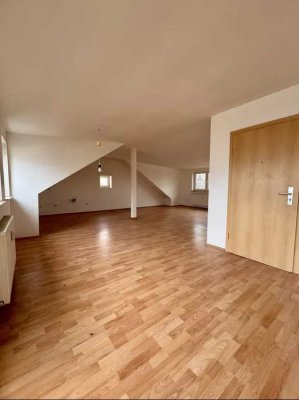 Großzügige 2,5-Zimmer-DG-Wohnung mit EBK, Loggia & Stellplatz in DO-Marten