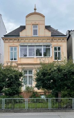 Ruhige, gepflegte 2-Raum-DG-Wohnung mit Balkon u. kl. EBK, Stadtvilla in Lübeck St. Jürgen
