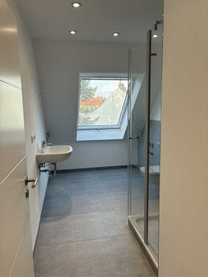 75qm Dachgeschoss-Traum: 3 Zimmer, Balkon, Fußbodenheizung & Tageslichtbad
