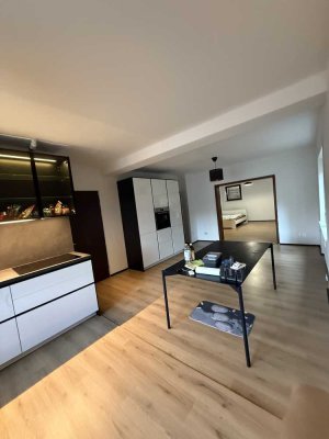 Stufenloser Eingang EG-Wohnung mit Küche und eigenem Garten