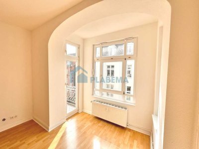 3-Zimmer-Altbauwohnung mit Erker, Balkon, modernem Bad und neuer Küche – zentrumsnah