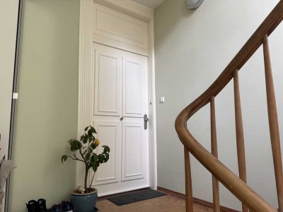 Top sanierte Altbauwohnung in ruhiger Lage mit eigenem Garten und 3 Balkonen