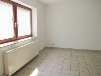 Helle 3-Zimmer-Souterrain-Wohnung in Lingenfeld, nur Einzelperson oder Paar ab 60