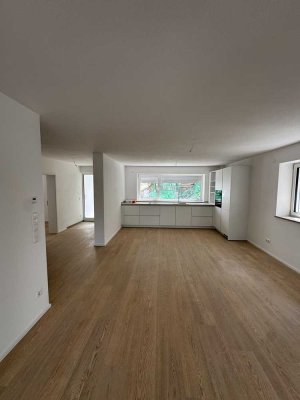Moderne Neubauwohnung mit Balkon - ruihg, zentral, nachhaltig