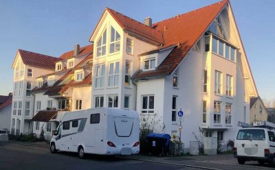 Gehobene 4-Zimmer-Wohnung mit Wintergarten, EBK und zwei Stellplätzen in Tübingen von privat