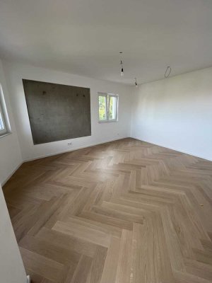 Moderne 4-Zi.-Whg., Balkon, EBK, Stellplatz inkl.,..