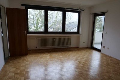 Stilvolle, modernisierte 1,5-Zimmer-Dachgeschosswohnung mit geh. Innenausstattung mit EBK