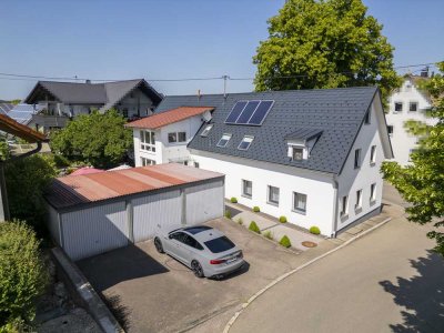 Sonnenverwöhntes Zweifamilienhaus mit drei Garagen, modernisiertem Komfort und großem Garten